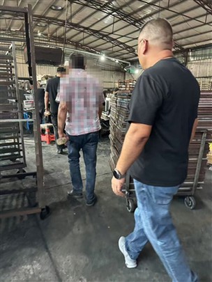 Pelanggan baru datang melawat kilang